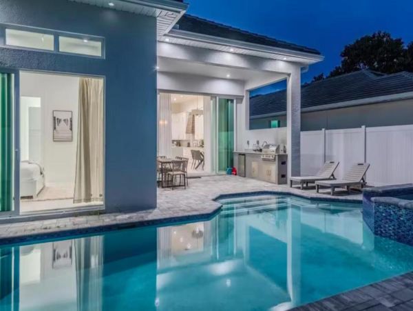 Luxury Naples Park Getaway - Four Bedroom Retreat