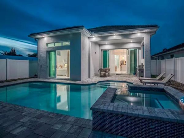 Luxury Naples Park Getaway - Four Bedroom Retreat