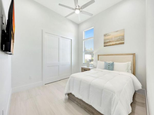 Luxury Naples Park Getaway - Four Bedroom Retreat