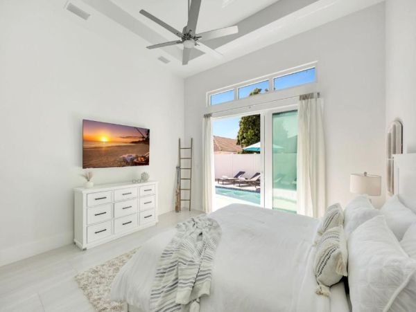 Luxury Naples Park Getaway - Four Bedroom Retreat