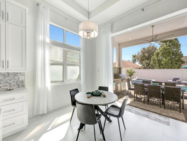 Luxury Naples Park Getaway - Four Bedroom Retreat