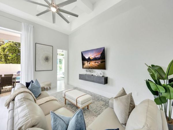 Luxury Naples Park Getaway - Four Bedroom Retreat
