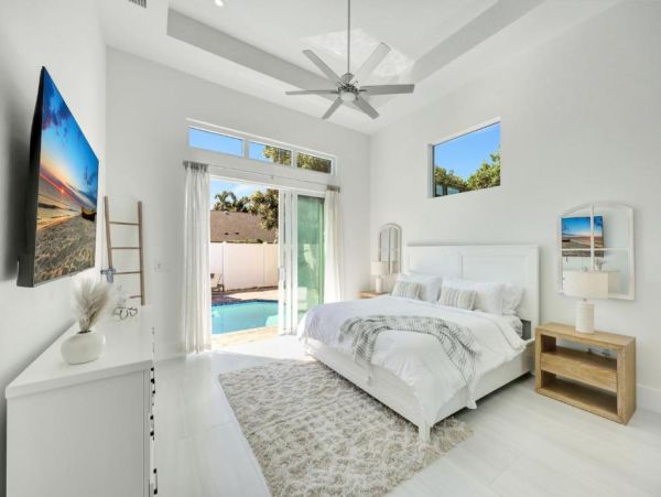 Luxury Naples Park Getaway - Four Bedroom Retreat
