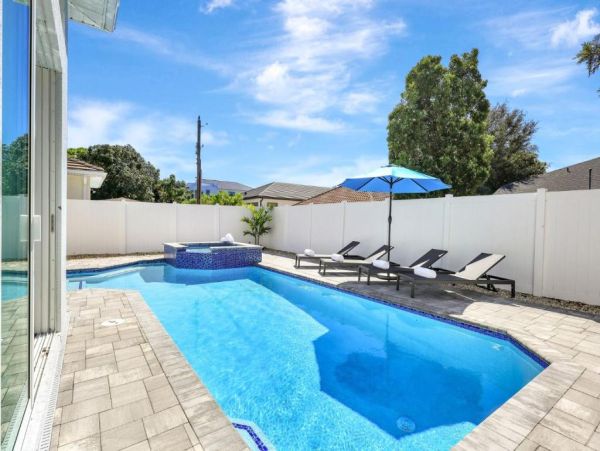 Luxury Naples Park Getaway - Four Bedroom Retreat