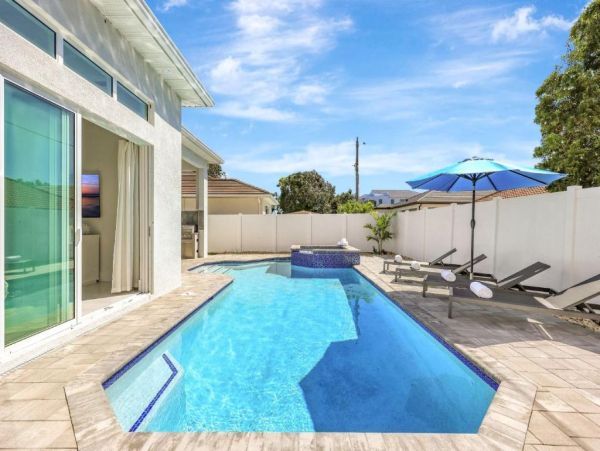 Luxury Naples Park Getaway - Four Bedroom Retreat
