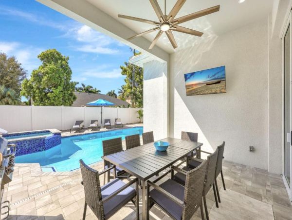 Luxury Naples Park Getaway - Four Bedroom Retreat