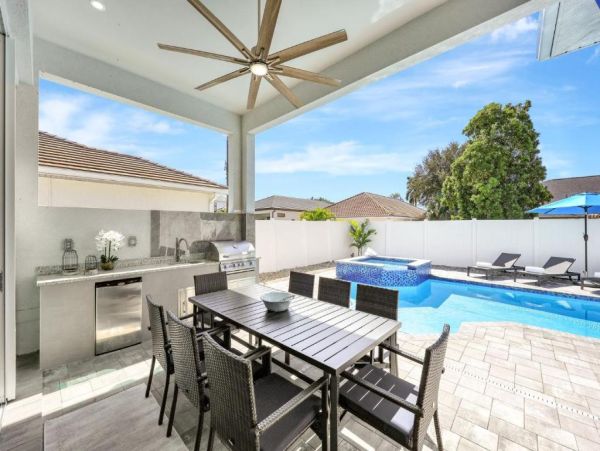 Luxury Naples Park Getaway - Four Bedroom Retreat