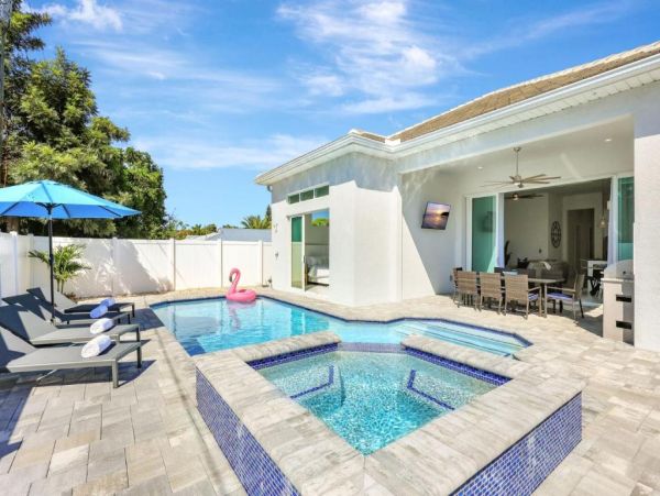 Luxury Naples Park Getaway - Four Bedroom Retreat