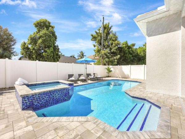 Luxury Naples Park Getaway - Four Bedroom Retreat