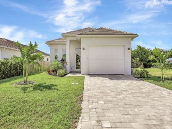 Luxury Naples Park Getaway - Four Bedroom Retreat