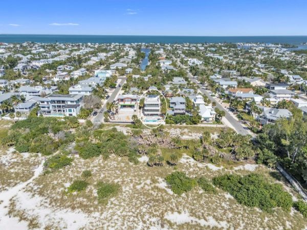 Luxury Beachfront Property in Anna Maria Island - Four Bedroom Vacation Home