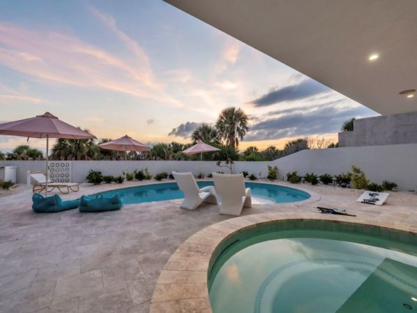 Luxury Beachfront Property in Anna Maria Island - Four Bedroom Vacation Home