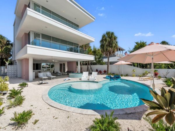 Luxury Beachfront Property in Anna Maria Island - Four Bedroom Vacation Home