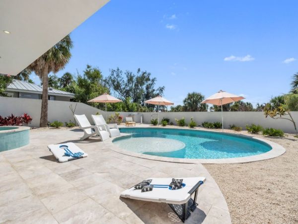 Luxury Beachfront Property in Anna Maria Island - Four Bedroom Vacation Home