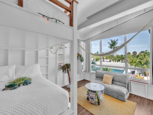 Luxury Beachfront Property in Anna Maria Island - Four Bedroom Vacation Home