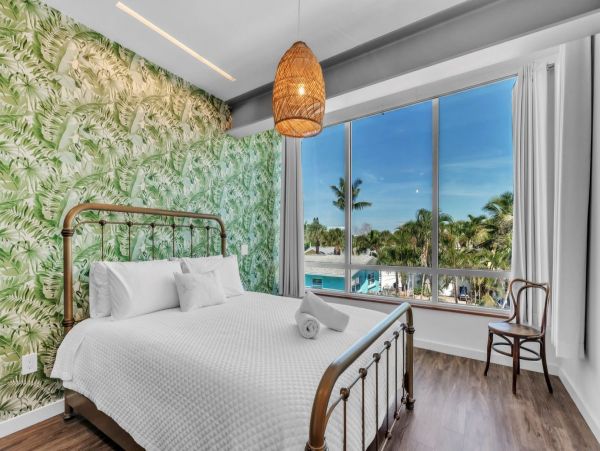Luxury Beachfront Property in Anna Maria Island - Four Bedroom Vacation Home
