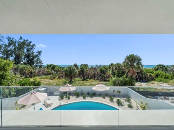 Luxury Beachfront Property in Anna Maria Island - Four Bedroom Vacation Home