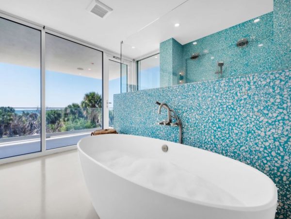 Luxury Beachfront Property in Anna Maria Island - Four Bedroom Vacation Home