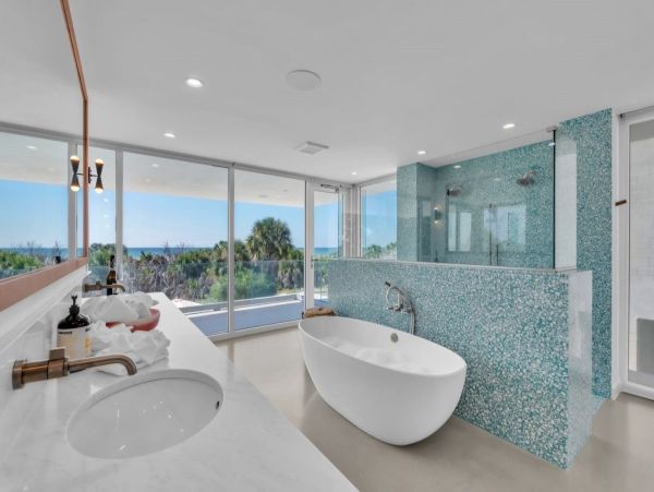 Luxury Beachfront Property in Anna Maria Island - Four Bedroom Vacation Home