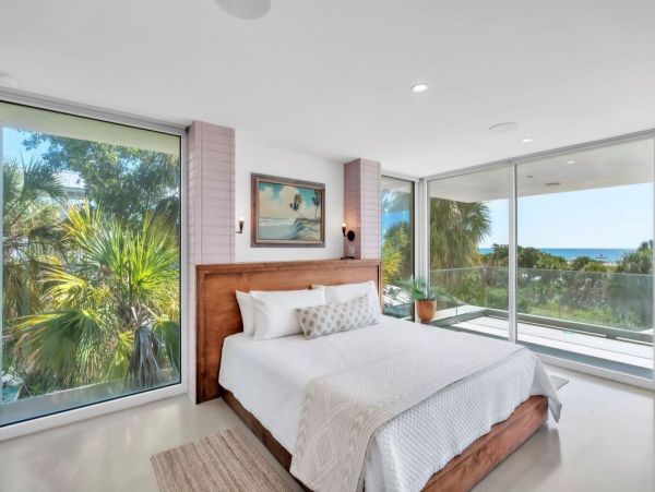 Luxury Beachfront Property in Anna Maria Island - Four Bedroom Vacation Home