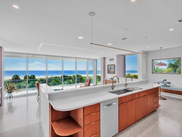 Luxury Beachfront Property in Anna Maria Island - Four Bedroom Vacation Home