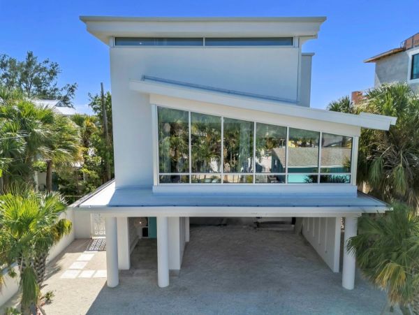 Luxury Beachfront Property in Anna Maria Island - Four Bedroom Vacation Home