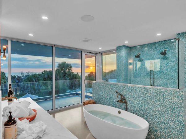 Luxury Beachfront Property in Anna Maria Island - Four Bedroom Vacation Home