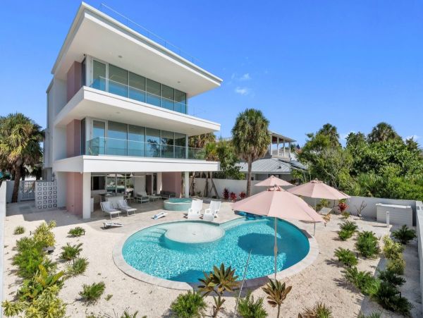 Luxury Beachfront Property in Anna Maria Island - Four Bedroom Vacation Home