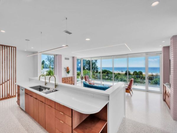 Luxury Beachfront Property in Anna Maria Island - Four Bedroom Vacation Home