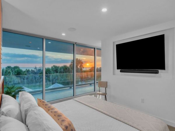 Luxury Beachfront Property in Anna Maria Island - Four Bedroom Vacation Home
