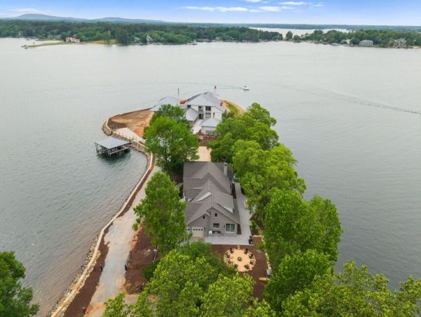 Lake Norman Retreat with 360-Degree Views - Exclusive Accomodations