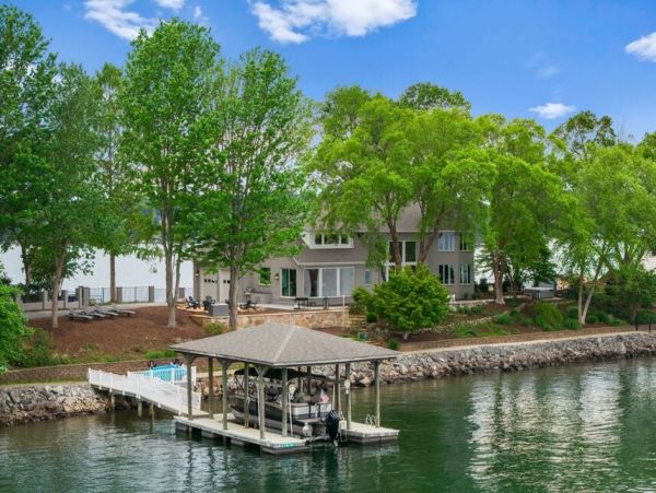 Lake Norman Retreat with 360-Degree Views - Exclusive Accomodations