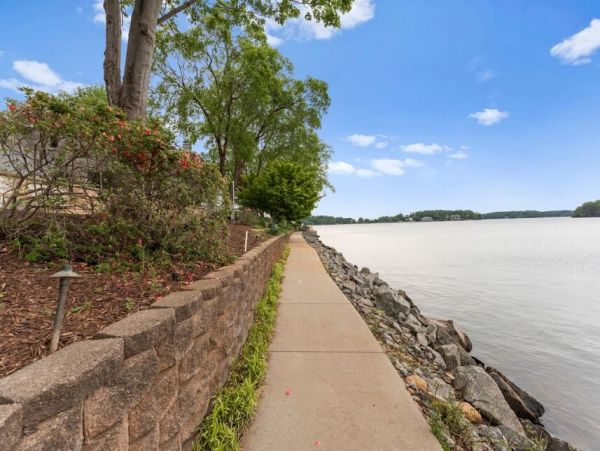 Lake Norman Retreat with 360-Degree Views - Exclusive Accomodations