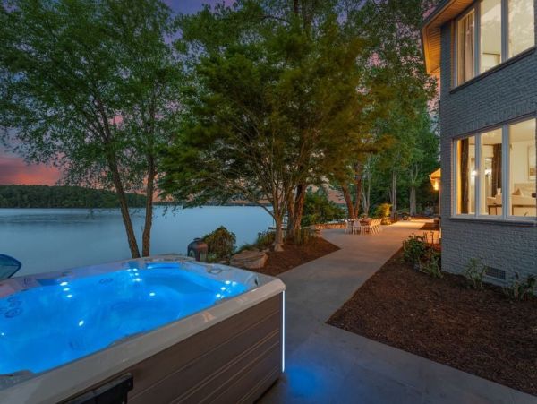Lake Norman Retreat with 360-Degree Views - Exclusive Accomodations