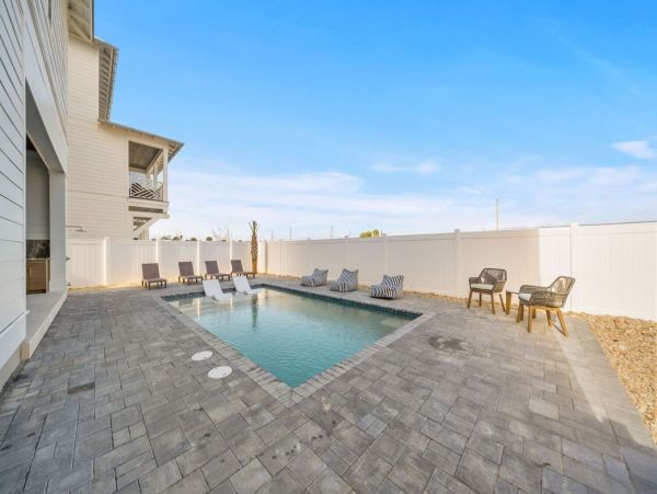 Luxurious Coastal Retreat in panama Beach - 5-Bedroom Pool Home