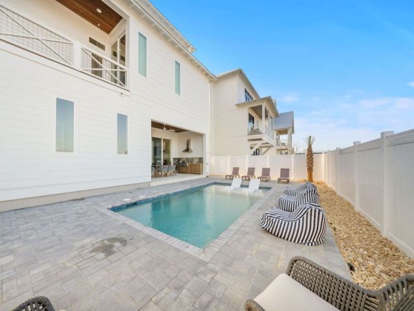 Luxurious Coastal Retreat in panama Beach - 5-Bedroom Pool Home