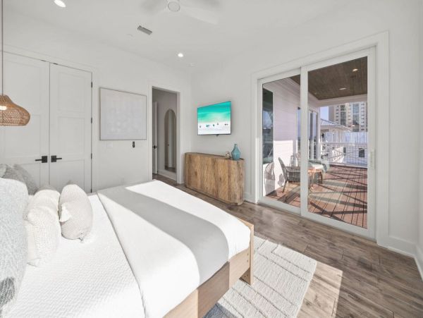 Luxurious Coastal Retreat in panama Beach - 5-Bedroom Pool Home