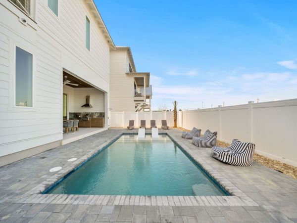 Luxurious Coastal Retreat in panama Beach - 5-Bedroom Pool Home