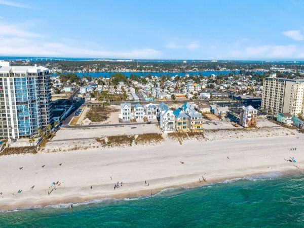Luxurious Coastal Retreat in panama Beach - 5-Bedroom Pool Home