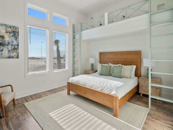 Luxurious Coastal Retreat in panama Beach - 5-Bedroom Pool Home