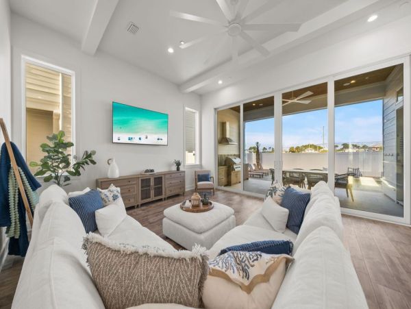 Luxurious Coastal Retreat in panama Beach - 5-Bedroom Pool Home