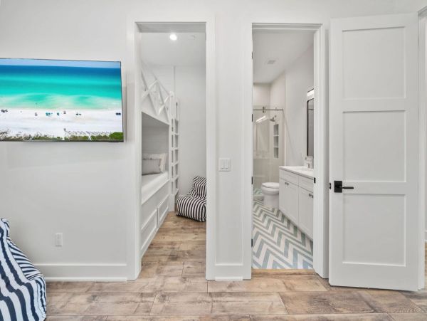 Luxurious Coastal Retreat in panama Beach - 5-Bedroom Pool Home