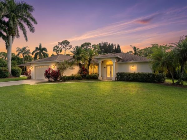 Premier Coastal Retreat Near Bonita Beach - 3-Bedroom Home with Private Pool