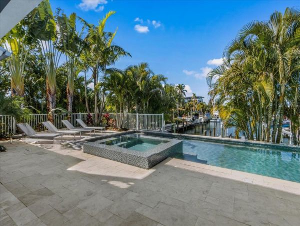 Luxury Luxury Luxury Posh Anna Maria Island Retreat- Stroll to Beach Private Island Key Royale