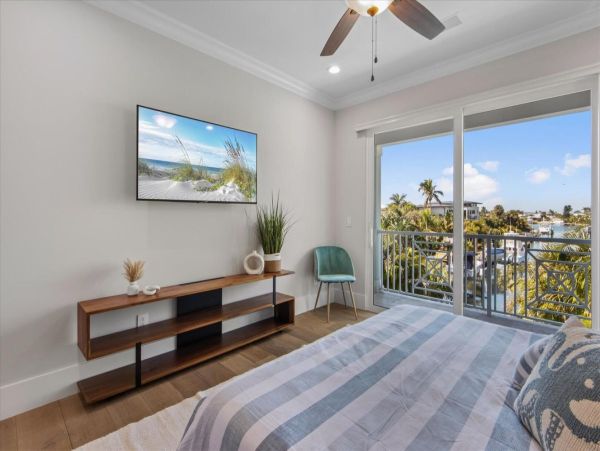 Luxury Luxury Luxury Posh Anna Maria Island Retreat- Stroll to Beach Private Island Key Royale