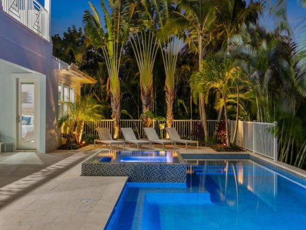 Luxury Luxury Luxury Posh Anna Maria Island Retreat- Stroll to Beach Private Island Key Royale