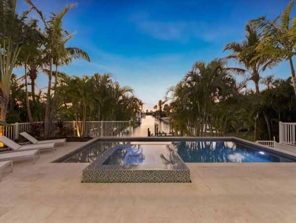 Luxury Luxury Luxury Posh Anna Maria Island Retreat- Stroll to Beach Private Island Key Royale