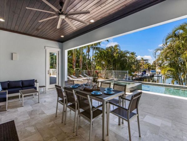 Luxury Luxury Luxury Posh Anna Maria Island Retreat- Stroll to Beach Private Island Key Royale