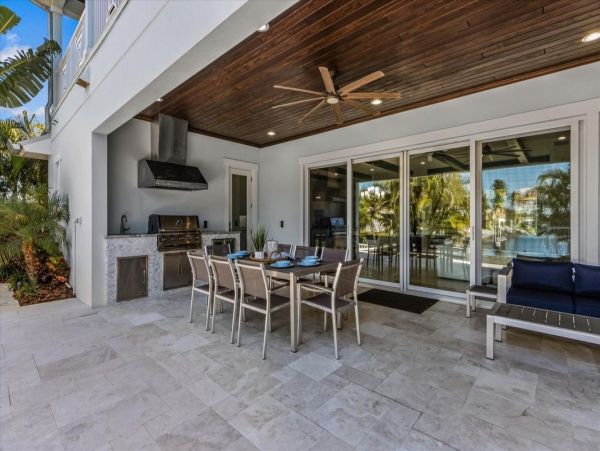 Luxury Luxury Luxury Posh Anna Maria Island Retreat- Stroll to Beach Private Island Key Royale