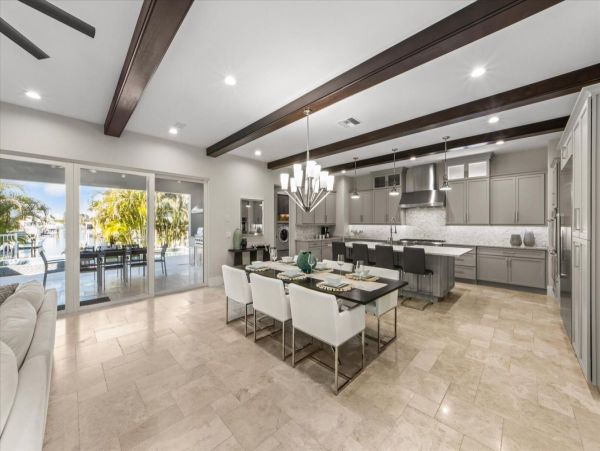 Luxury Luxury Luxury Posh Anna Maria Island Retreat- Stroll to Beach Private Island Key Royale